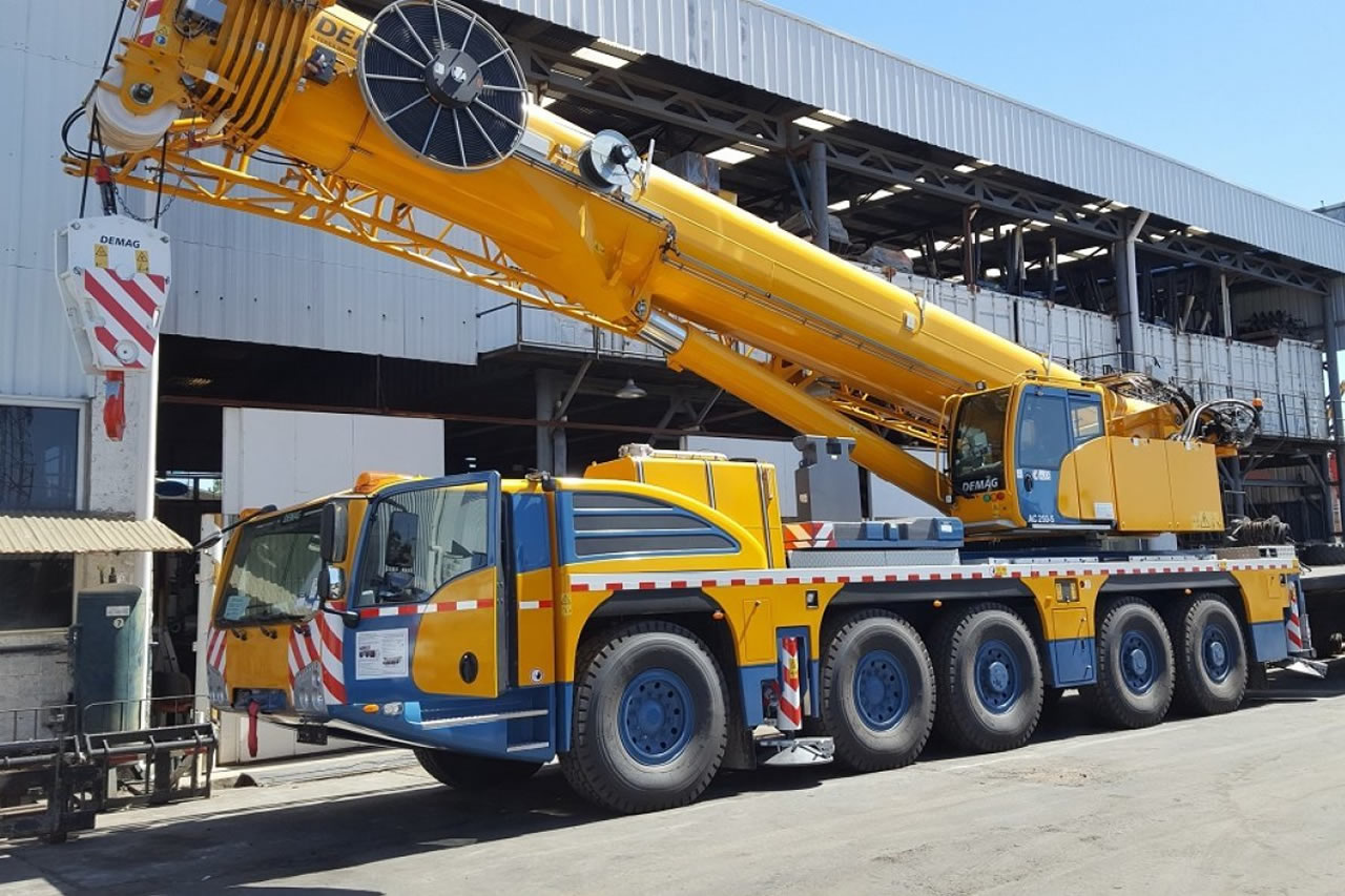 Demag AC250-5 — 250 tonų automobilinis kranas nuomai